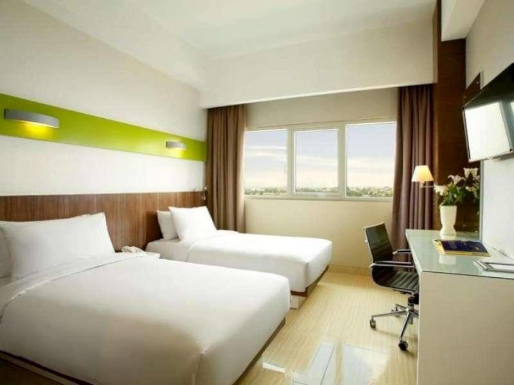 Hotel Santika Чикаранг Экстерьер фото